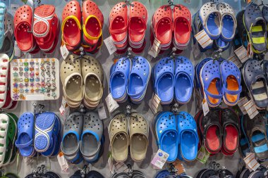 Bangkok, Tayland'da bir Siam Paragon Alışveriş Merkezi'nde sergilenen Crocs büyük bir çeşitlilik