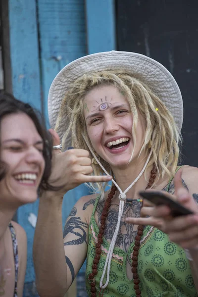 Duas meninas felizes no festival Ethno na rua de Kiev, Ucrânia — Fotografia de Stock