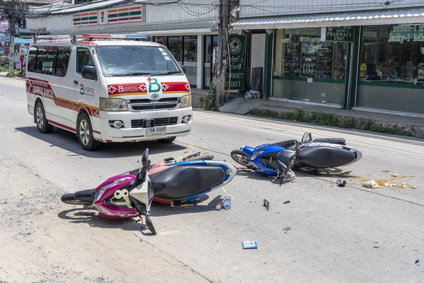 Acidente de moto que aconteceu na estrada na ilha tropical Koh Phangan, Tailândia. Acidente de trânsito entre uma motocicleta na rua — Fotografia de Stock