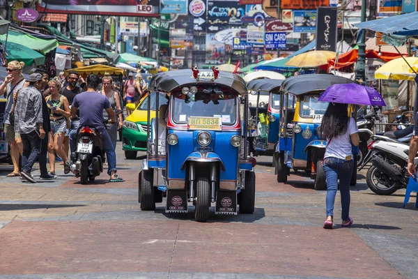 Auto rickshaw o tuk-tuk en la calle de Bangkok, Tailandia. Tuk tuks se utilizan comúnmente en el transporte de personas y bienes alrededor de la capital —  Fotos de Stock