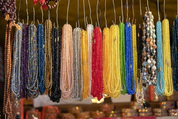 Grânulos coloridos jóias no mercado de rua indiano, de perto. Índia — Fotografia de Stock