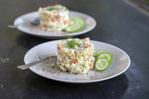 Saludable casero ruso tradicional ensalada olivier listo para comer, primer plano — Foto de Stock