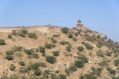 Amer, Jaipur, Rajasthan, Hindistan tarihi şehirde Amber fort dağıüzerinde uzun duvar