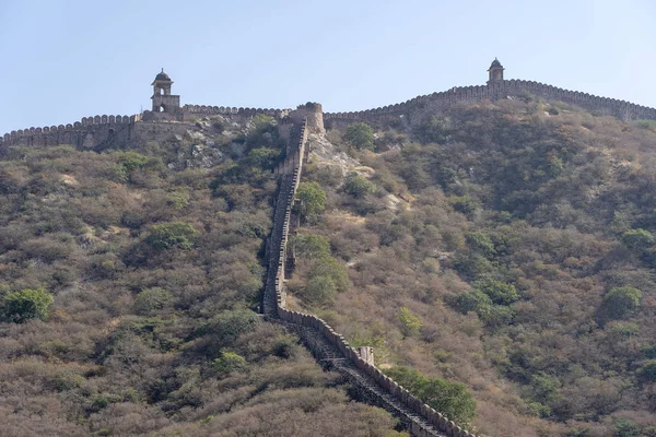 Ο μακρύς τοίχος στο βουνό της Amber Fort στην ιστορική πόλη του Αμίρ, Τζαϊπούρ, Ραραζάν, Ινδία — Φωτογραφία Αρχείου