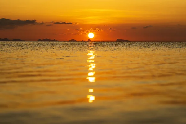 Farbenfroher Sonnenuntergang über dem Meer. Sommerferienkonzept. Thailand — Stockfoto
