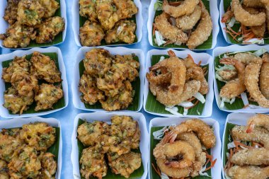 Kızarmış sebze ve karides derin kızarmış Tayland yerel pazarda bir sokak gıda, closeup olduğunu. Tay yemekleri