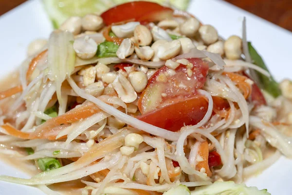 Salada de mamão verde ou Som tum tailandês em prato branco, close-up. Cozinha tailandesa, salada de somtum comida popular na Tailândia — Fotografia de Stock
