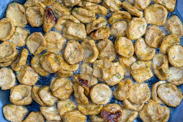 Tayland yerel sokak pazarında sebze ile kızarmış soya tortillaları yığını, çekim