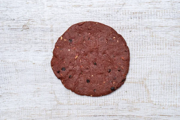 Biscotti di velluto rosso, biscotti al burro susfondo di legno bianco, primo piano — Foto Stock
