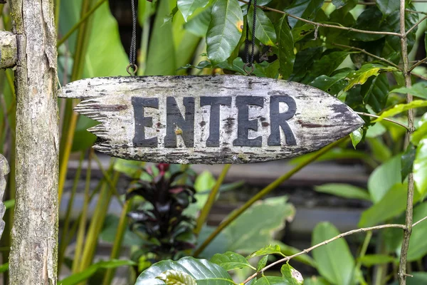 Szöveg lép egy fából készült hajón egy esőerdők dzsungelben a trópusi Bali szigetén, Indonéziában. Írja be a fa jel felirata az ázsiai trópusokon. — Stock Fotó