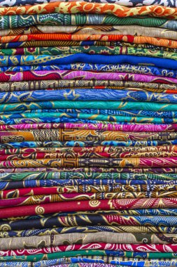 Tropikal ada Bali, Endonezya yerel pazarda satılık renkli sarongs çeşitleri.