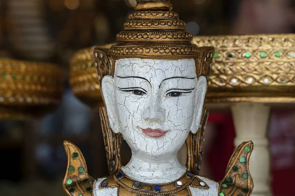 Статуя Будды выставлена на продажу на уличном рынке в Бангкоке, Таиланд. Выставка ремесленных изделий и сувенирной лавки, крупный план — стоковое фото