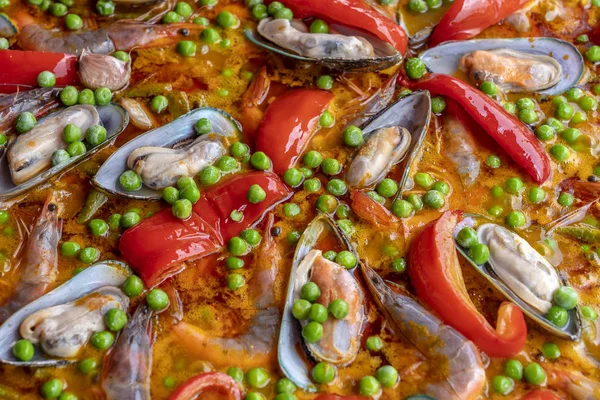 Paella de frutos do mar espanhóis em frigideira com mexilhões, camarões e legumes. Marisco paella fundo, close-up, prato de arroz espanhol tradicional — Fotografia de Stock