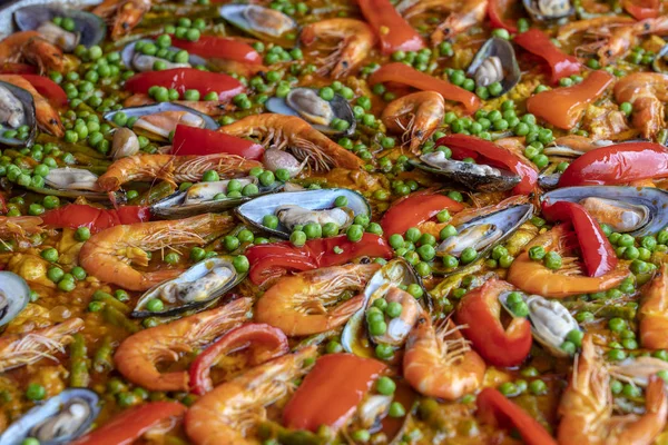 西班牙海鲜海鲜饭在煎锅与贝类，虾和蔬菜。海鲜海鲜饭背景，特写，传统的西班牙米饭 — 图库照片