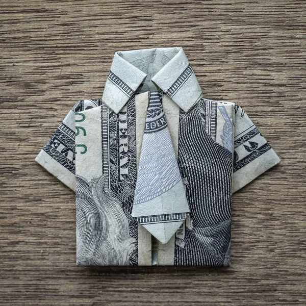 Орігамі сорочка з доларової банкноти на дерев'яному фоні. Крупним планом. Білл доларів футболка — стокове фото