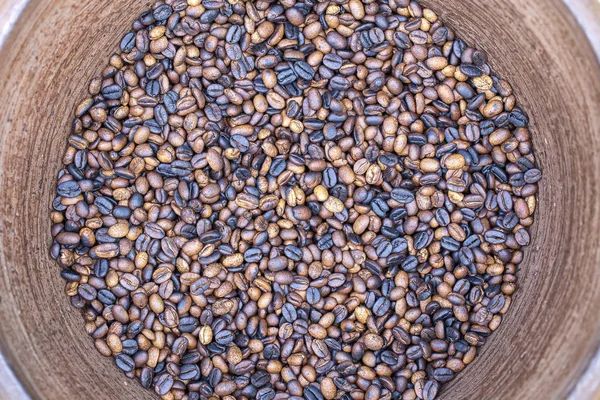 Roasted coffee beans in a clay pot in the local market, Bali, Indonesia. Close up, top view — Stock Photo, Image