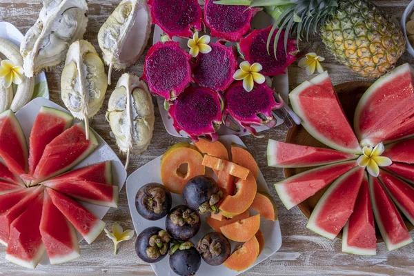 Sortimento de frutas tropicais, close-up, vista superior. Muitas frutas maduras coloridas fundo. Duriano, mamão, melancia, banana, mangostão, abacaxi e pitahaya ou fruta de dragão na ilha Bali, Indonésia — Fotografia de Stock