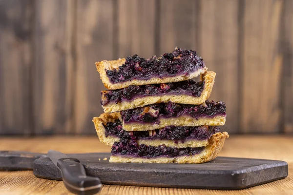 Крупный план кусочков черничного пирога, домашний органический десерт. Черничный пирог с грецким орехом . — стоковое фото