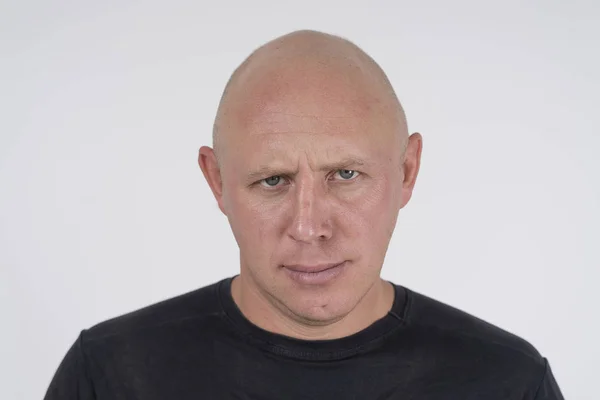 Porträt eines aggressiven, glatzköpfigen Mannes aus nächster Nähe — Stockfoto