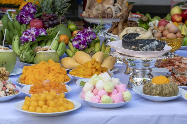 Oferta de comida sacrificial para rezar a Deus e memorial ao antepassado, Bangkok, Tailândia. Ofertas tradicionais a deuses com alimentos, vegetais e frutas para os deuses da cultura tailandesa — Fotografia de Stock