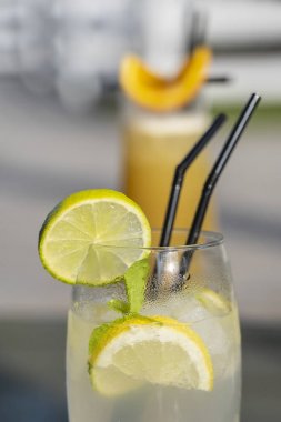Bir bardak kireç ve nane ile Mojito kokteyl. Tazelik kokteyli, yakın çekim