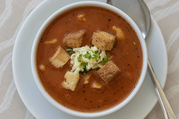 Tomatensuppe mit Croutons, Käse und frischer Petersilie, Nahaufnahme — Stockfoto