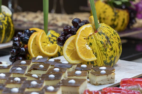 Gebäck, süßes Dessert und dekoriertes Obst im Speisesaal des Touristenhotels. Truthahn — Stockfoto