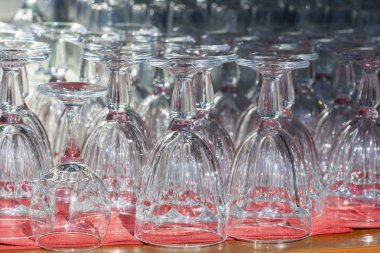 Birçok boş temiz şeffaf şarap bardakları bir bar tezgahında duruyor. Closeup