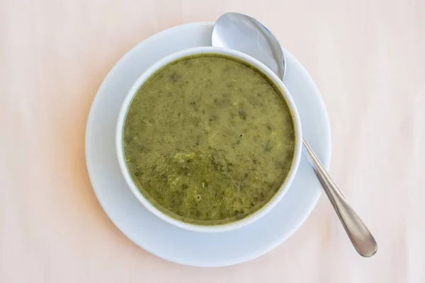 Zelená smetanová polévka ze špenátu, blízko — Stock fotografie