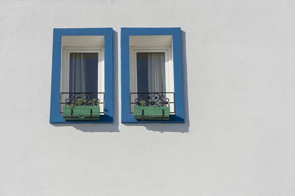 Dos ventanas con macetas en la pared blanca en Bodrum, Turquía — Foto de Stock