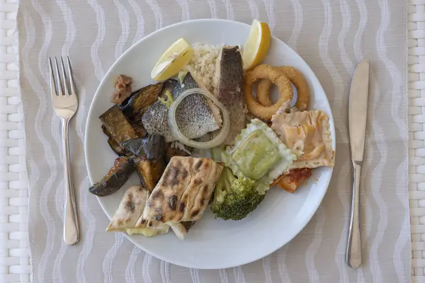 Vários alimentos em um prato branco, close-up, vista superior — Fotografia de Stock