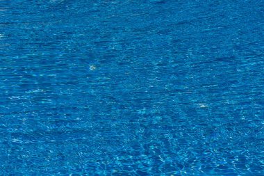 Su mavi Çinili Yüzme Havuzu arka plan üzerinde dalgaların. Üstten Görünüm