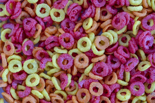 La textura de fondo de los anillos de colores del desayuno seco. Concepto de comida. Primer plano. —  Fotos de Stock