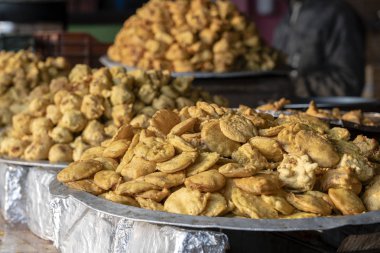 Büfe masasında kızarmış hint samosa yığını, Hindistan