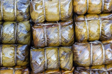 Tayland sokak gıda pazarında yeşil pandan yaprakları sarılmış derin kızarmış tavuk. Tay gıda kavramı