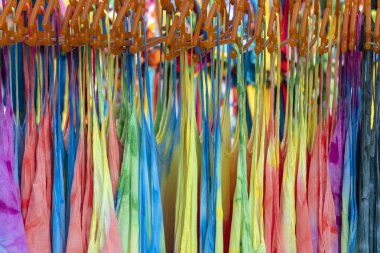 Tayland yerel sokak pazarında satılık askıları üzerinde Yazlık giysiler, yakın