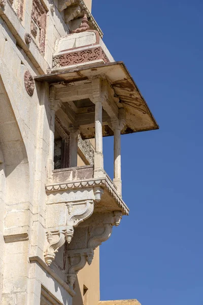 Detalle de la arquitectura, fachada decorada en Udaipur, Rajastán, India —  Fotos de Stock