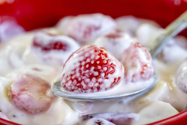 Κόκκινη φράουλα και λευκό γιαούρτι μπρούλι. Επιδόρπια φρούτων στο πρωινό με σφήνες εντελώς ώριμα στην εποχή φράουλα, κοντινό πλάνο — Φωτογραφία Αρχείου