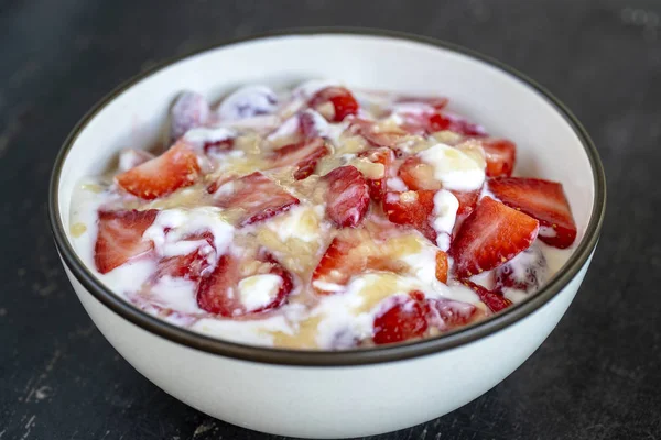 Fresa roja y brulee de yogur blanco. Postre de frutas en el desayuno con cuñas de fresa perfectamente maduras en temporada, primer plano —  Fotos de Stock