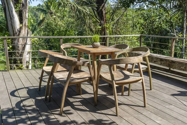 Houten tafel en stoelen in leeg tropisch café naast rijstterrassen in eiland Bali, Indonesië — Stockfoto
