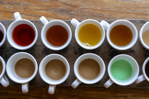 Traditionellt balinesiskt kaffe och te efter provning på träbordet i Ubud, Island Bali, Indonesien, närbild — Stockfoto