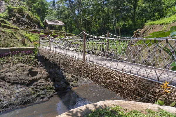 Ponte de suspensão na selva perto dos terraços de arroz na ilha Bali, Indonésia — Fotografia de Stock