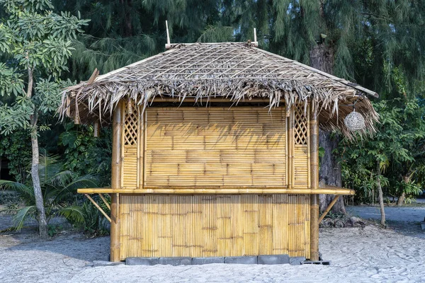 Bambusová chata na tropické písečné pláži na ostrově Koh Phangan, Thajsko — Stock fotografie