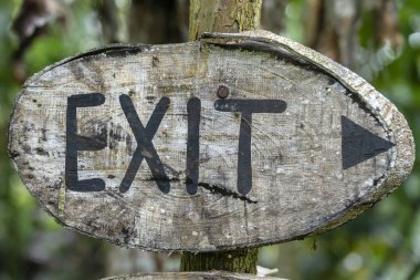 Tropikal Bali adası, Endonezya bir yağmur ormanı ormanda ahşap bir tahta üzerinde Metin çıkış. Asya tropik çıkış ahşap işaret yazıt.