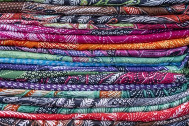 Yerel pazarda Satılık renkli sarongs çeşitliliği, ada Bali, Ubud, Endonezya. Closeup