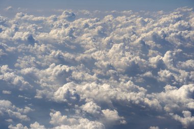 Beyaz bulutlar ve gökyüzü, uçak penceresinden bir görünüm