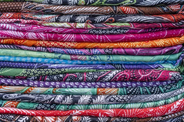 Választék a színes sarongs eladó a helyi piacon, Bali szigetén, Ubud, Indonézia. Vértes — Stock Fotó