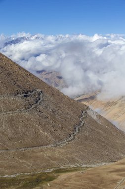 Hint Himalayalar, Ladakh, Hindistan 'da sarma yol ve görkemli kayalık dağların görünümü. Doğa ve seyahat konsepti