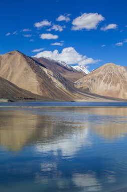 Hint Himalayalar, Ladakh bölgesi, Hindistan mavi gökyüzü ve göl Pangong karşı görkemli kayalık dağların görünümü. Doğa ve seyahat konsepti