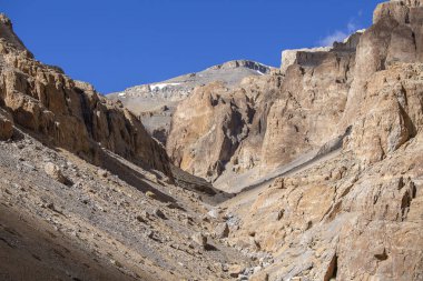 Manali karayolu Leh boyunca Himalaya dağ manzara. Hint Himalayaları'ndaki görkemli kayalık dağlar, Hindistan